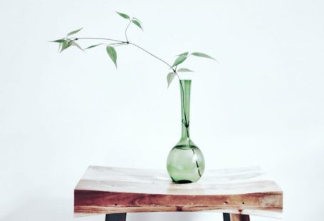 Beginner Wood - green glass vase on brown wooden table